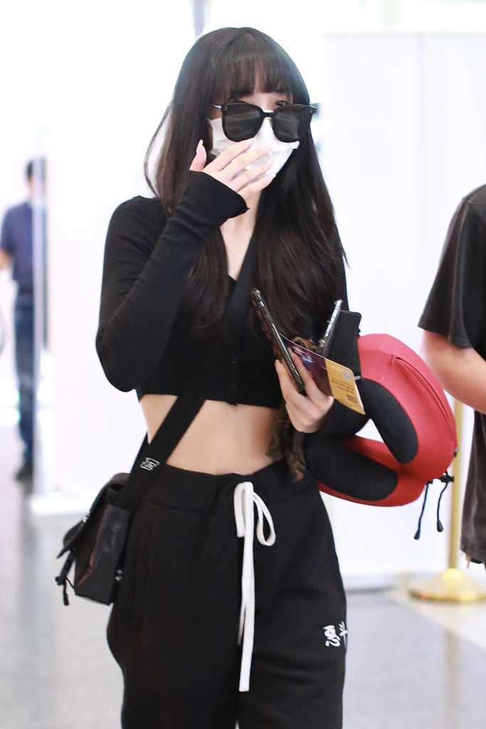 葛鑫怡一身黑装又酷又飒 齐刘海造型酷似洋娃娃