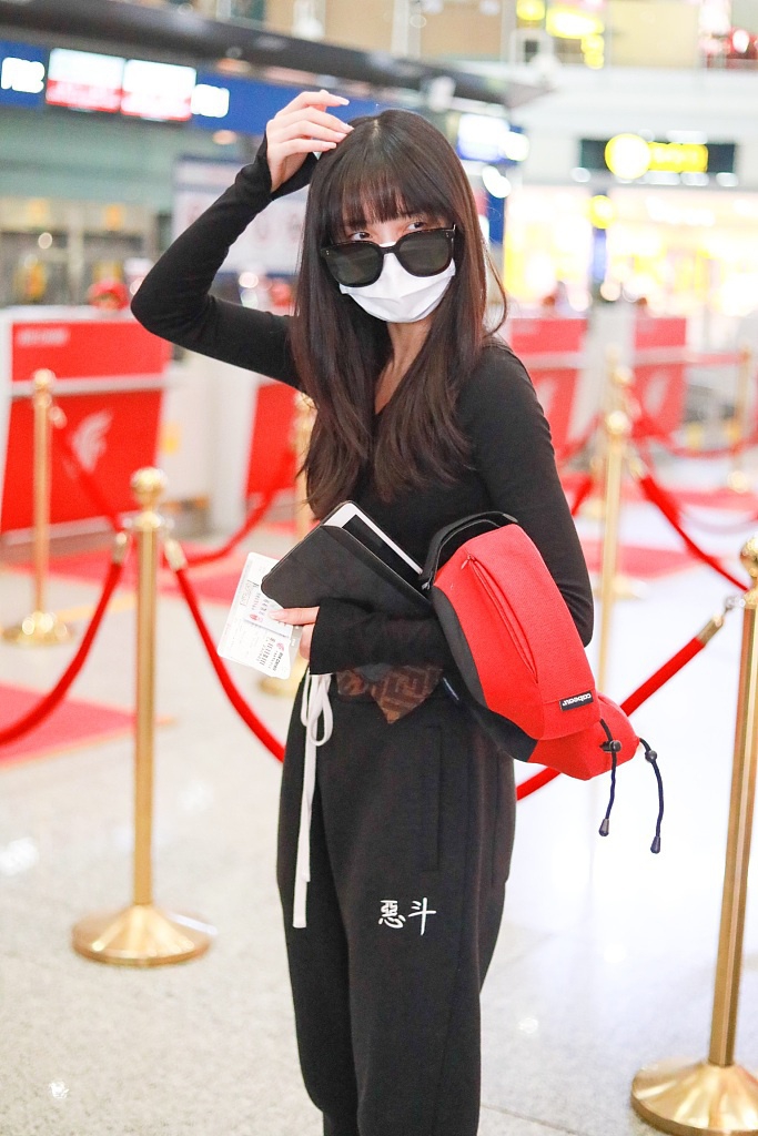 葛鑫怡一身黑装又酷又飒 齐刘海造型酷似洋娃娃