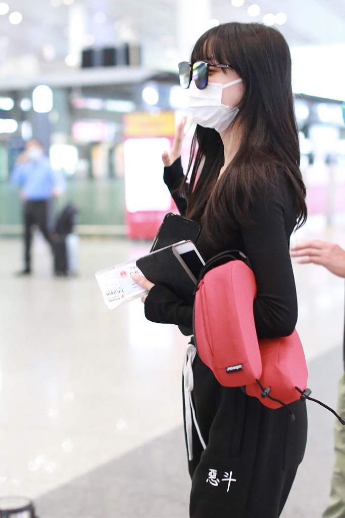 葛鑫怡一身黑装又酷又飒 齐刘海造型酷似洋娃娃