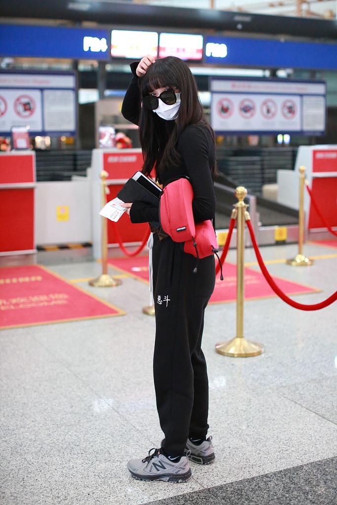 葛鑫怡一身黑装又酷又飒 齐刘海造型酷似洋娃娃