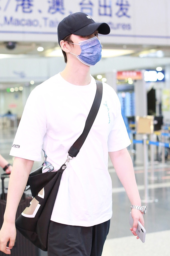 阿云嘎黑白搭配简约大方 背斜挎包低调现身机场