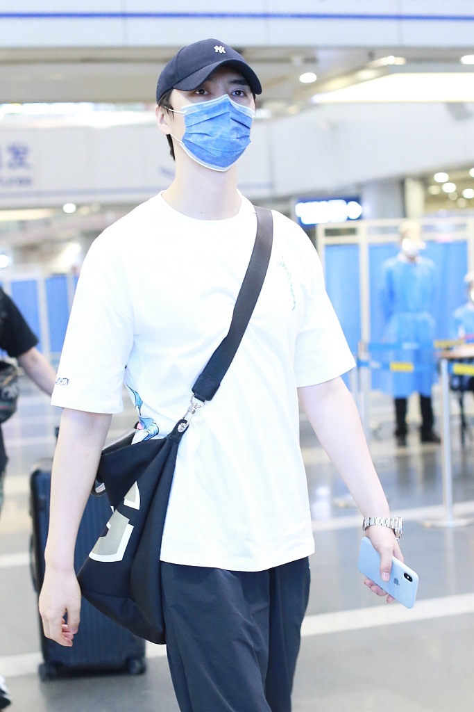 阿云嘎黑白搭配简约大方 背斜挎包低调现身机场