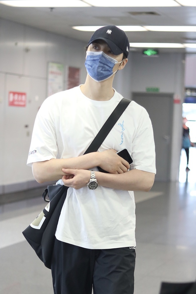 阿云嘎黑白搭配简约大方 背斜挎包低调现身机场