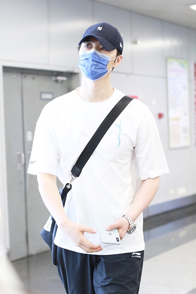 阿云嘎黑白搭配简约大方 背斜挎包低调现身机场