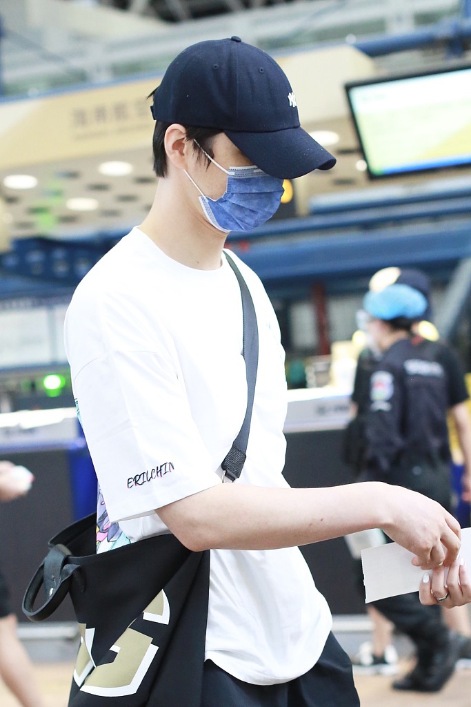 阿云嘎黑白搭配简约大方 背斜挎包低调现身机场