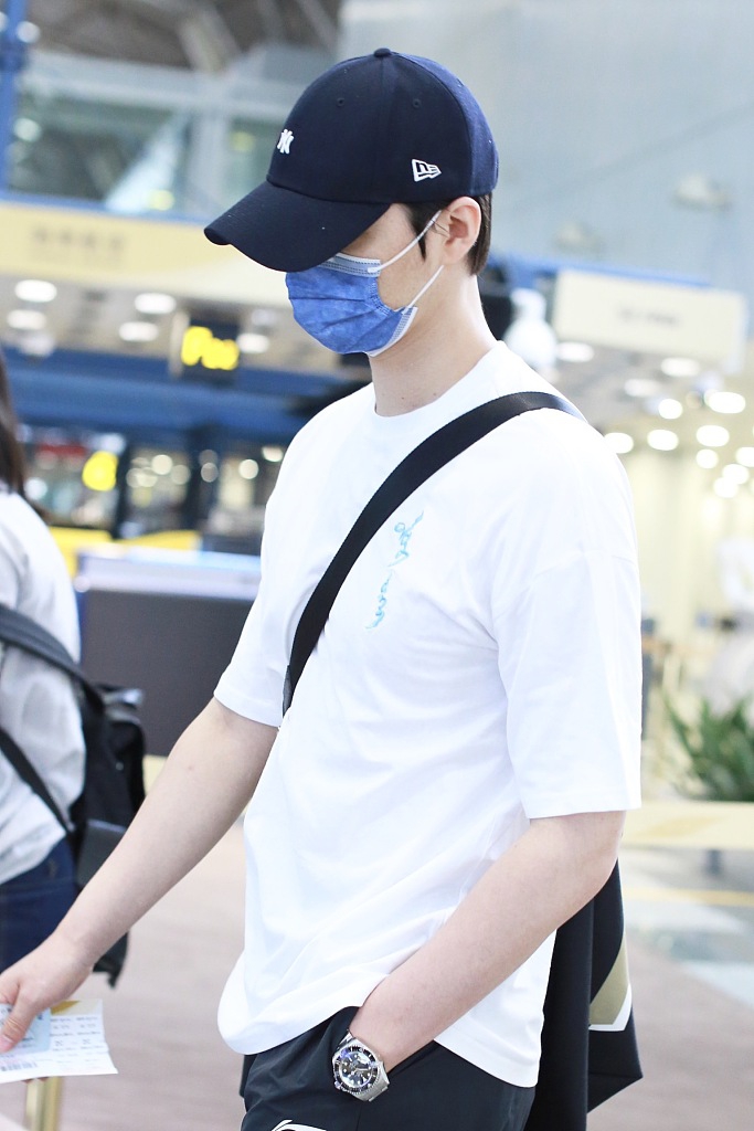 阿云嘎黑白搭配简约大方 背斜挎包低调现身机场