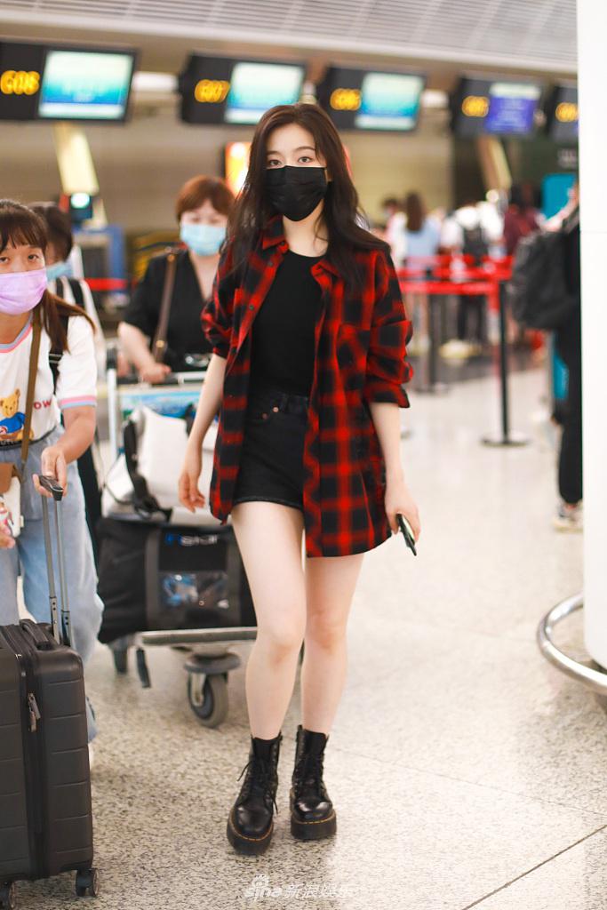 李兰迪穿红色格子衫搭热裤玉腿抢镜 撩发动作优雅可爱有范