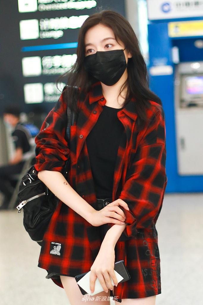 李兰迪穿红色格子衫搭热裤玉腿抢镜 撩发动作优雅可爱有范