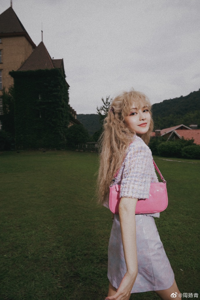 周扬青拍古堡大片文艺精致 留金色卷发睫毛逆天似洋娃娃