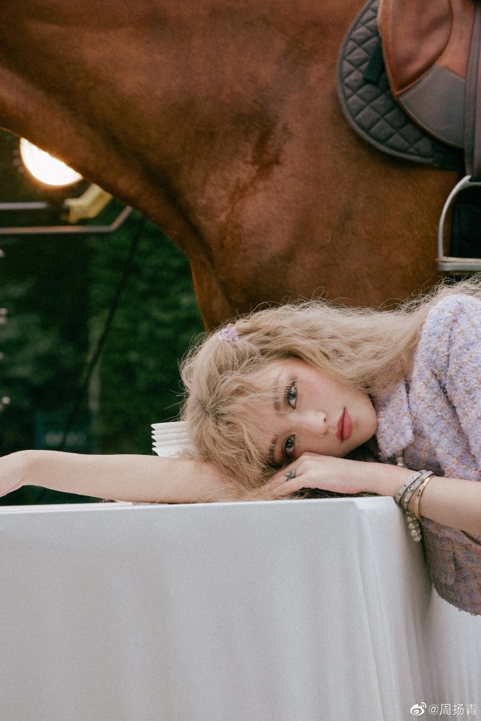 周扬青拍古堡大片文艺精致 留金色卷发睫毛逆天似洋娃娃