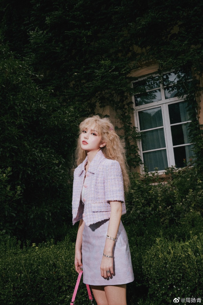 周扬青拍古堡大片文艺精致 留金色卷发睫毛逆天似洋娃娃