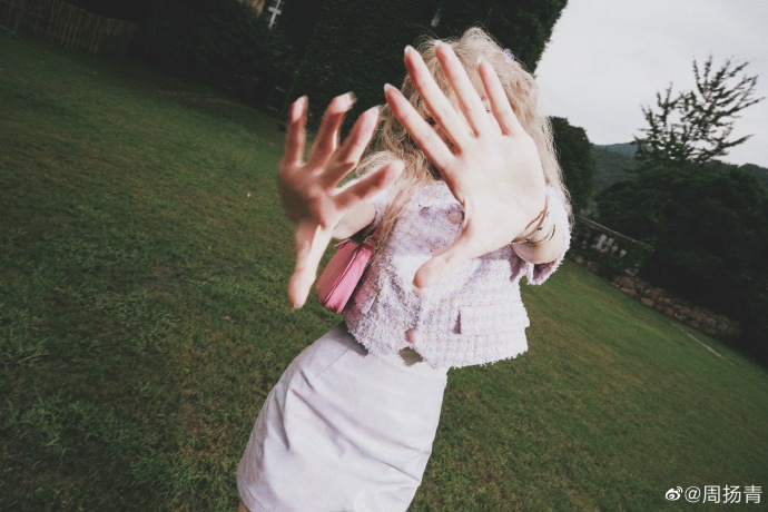 周扬青拍古堡大片文艺精致 留金色卷发睫毛逆天似洋娃娃