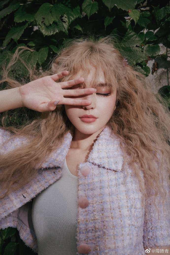 周扬青拍古堡大片文艺精致 留金色卷发睫毛逆天似洋娃娃