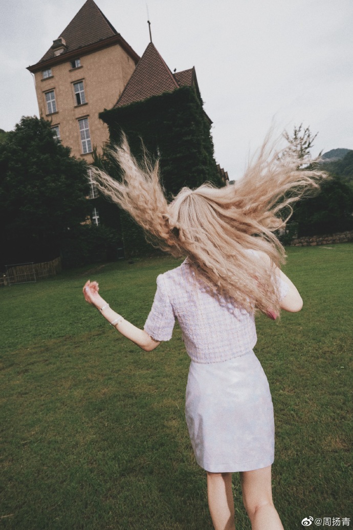 周扬青拍古堡大片文艺精致 留金色卷发睫毛逆天似洋娃娃