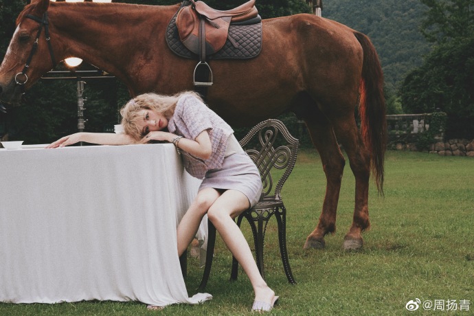 周扬青拍古堡大片文艺精致 留金色卷发睫毛逆天似洋娃娃