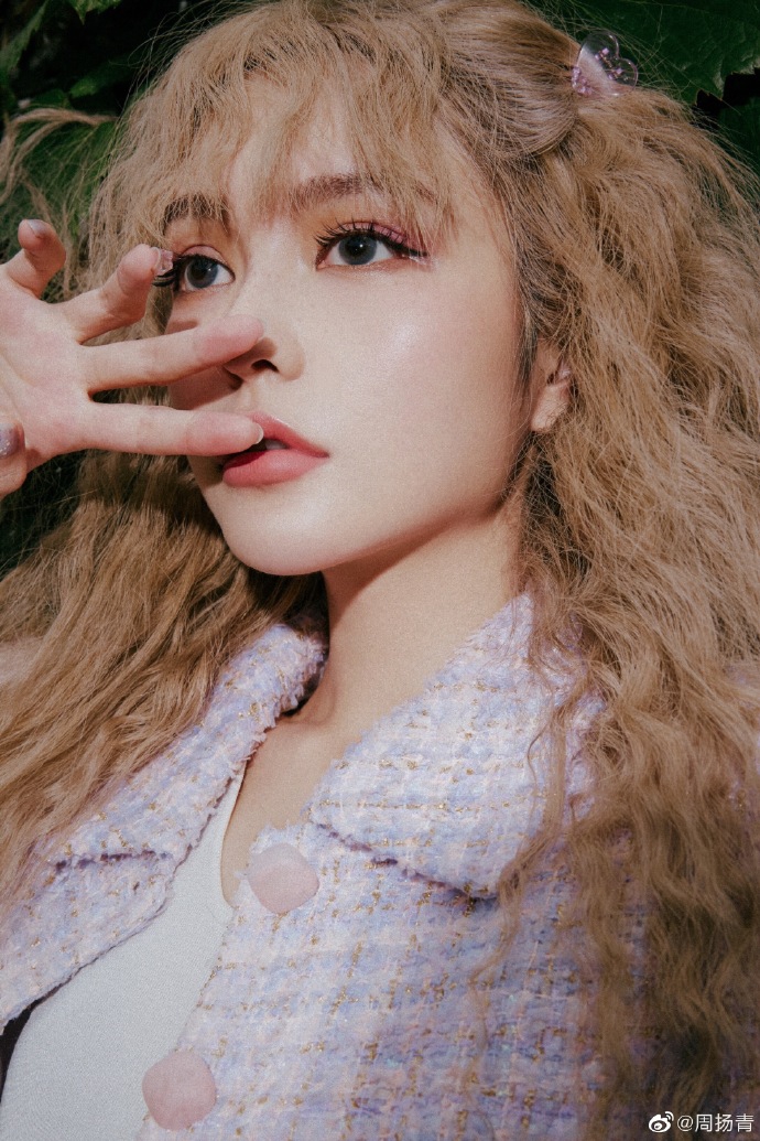 周扬青拍古堡大片文艺精致 留金色卷发睫毛逆天似洋娃娃