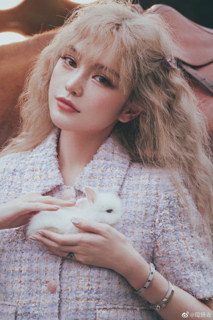 周扬青拍古堡大片文艺精致 留金色卷发睫毛逆天似洋娃娃
