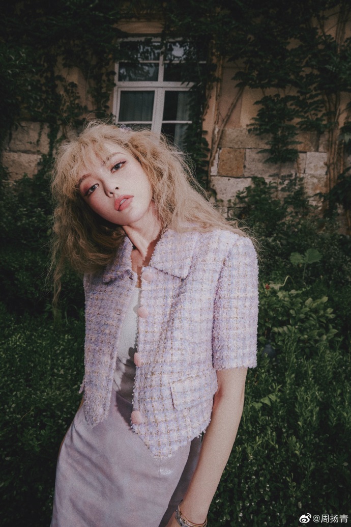 周扬青拍古堡大片文艺精致 留金色卷发睫毛逆天似洋娃娃