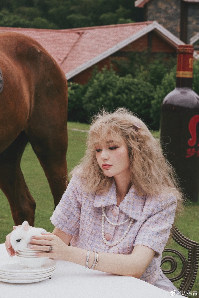 周扬青拍古堡大片文艺精致 留金色卷发睫毛逆天似洋娃娃