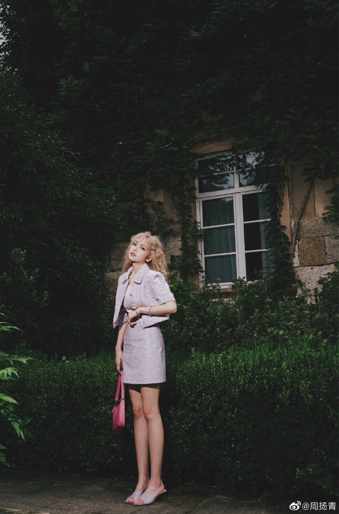 周扬青拍古堡大片文艺精致 留金色卷发睫毛逆天似洋娃娃