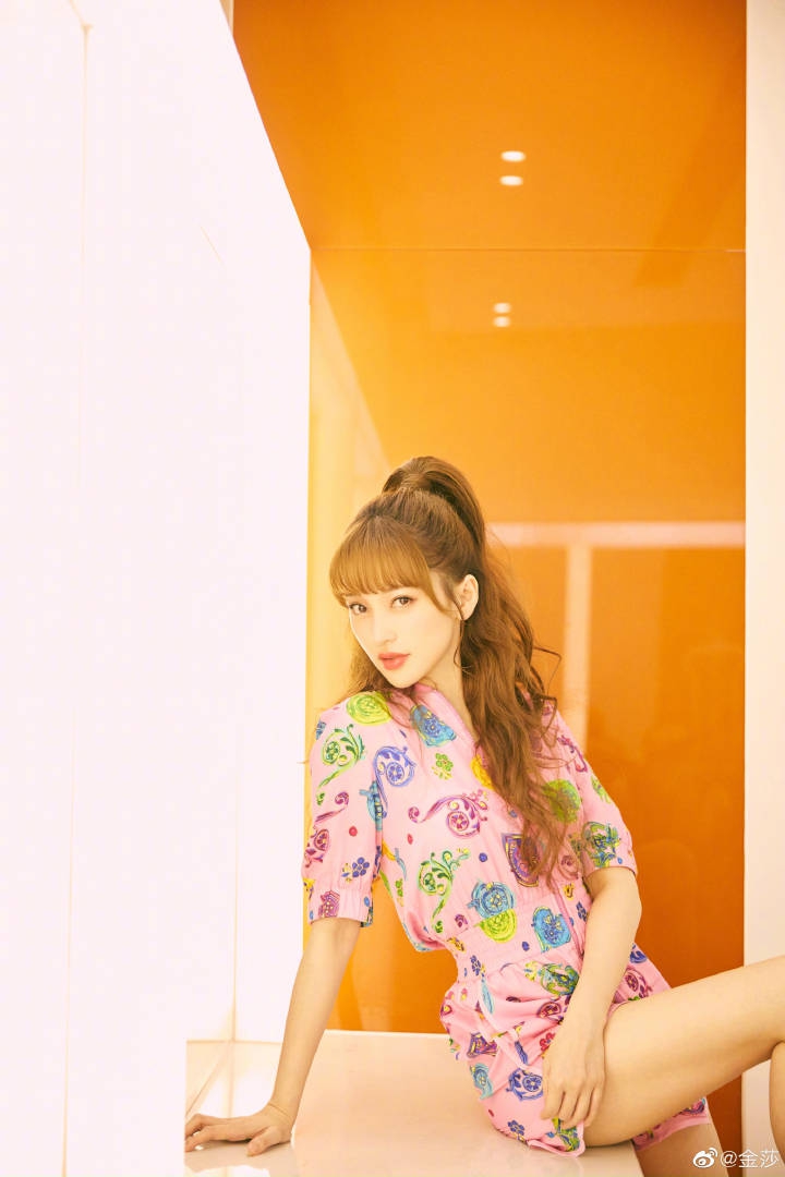 金莎晒金色卷发美照 空气刘海搭粉色印花套装甜美可爱