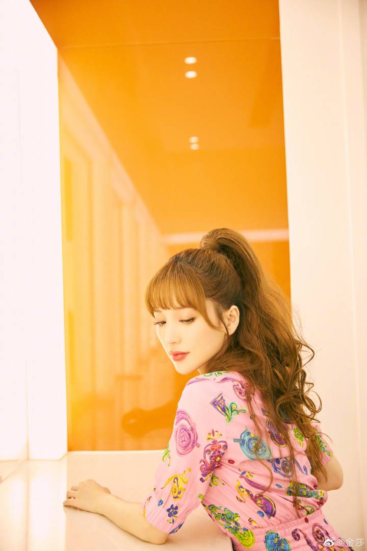 金莎晒金色卷发美照 空气刘海搭粉色印花套装甜美可爱