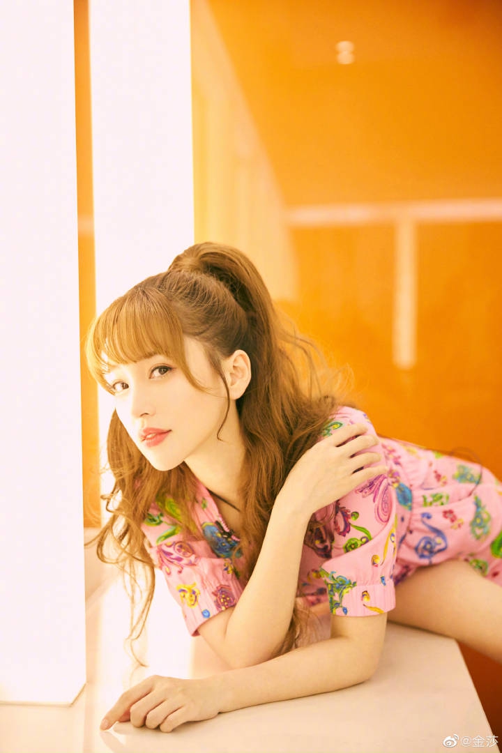 金莎晒金色卷发美照 空气刘海搭粉色印花套装甜美可爱