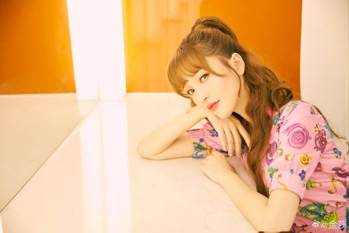 金莎晒金色卷发美照 空气刘海搭粉色印花套装甜美可爱