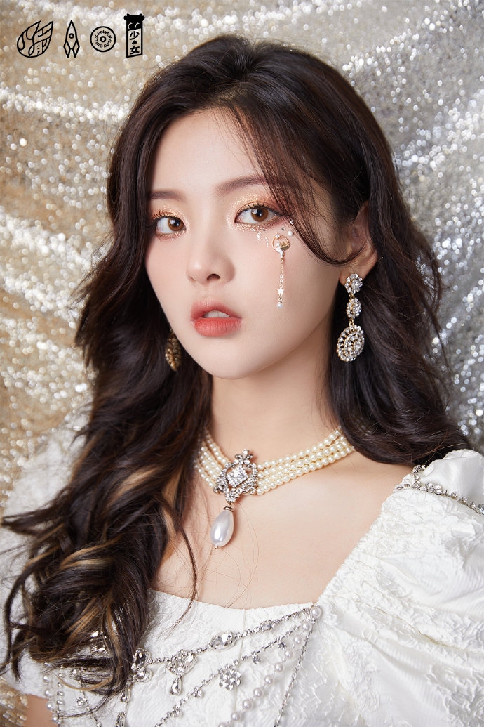 火箭少女白金女神造型曝光 典雅白金搭配异域风情满满