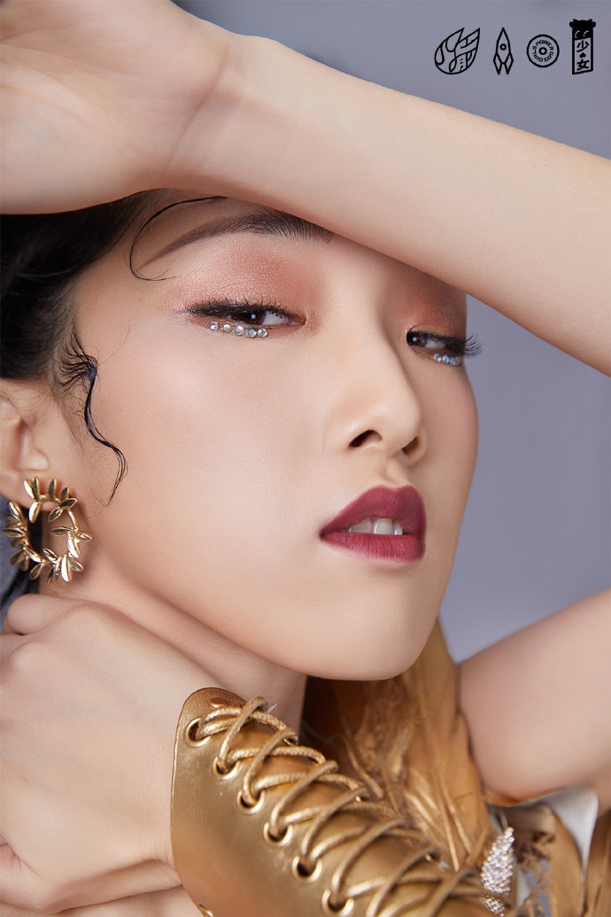 火箭少女白金女神造型曝光 典雅白金搭配异域风情满满