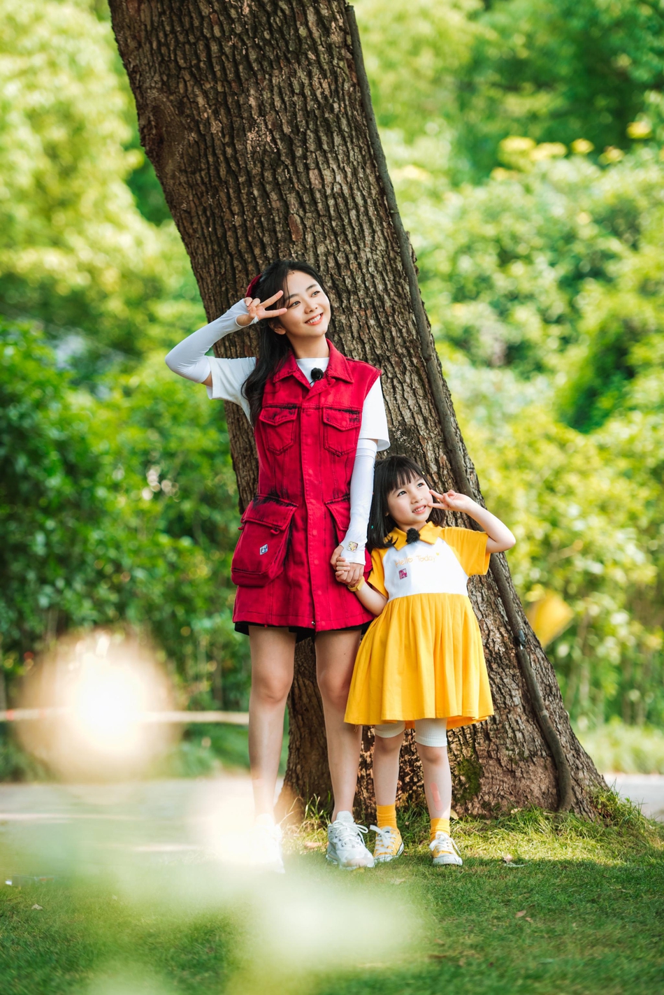 谭松韵穿红色口袋工装裙 配超大蝴蝶结极具少女感