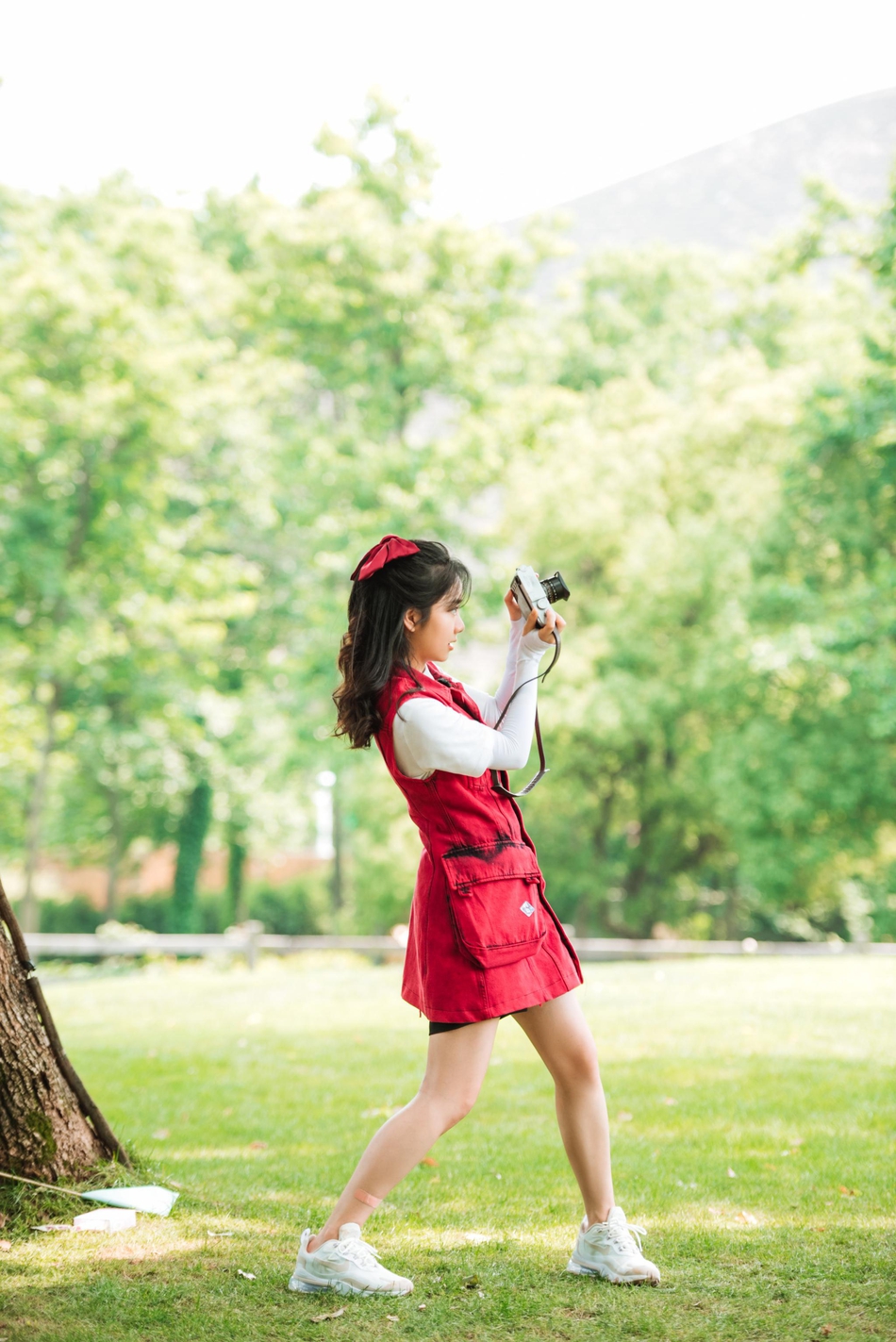 谭松韵穿红色口袋工装裙 配超大蝴蝶结极具少女感