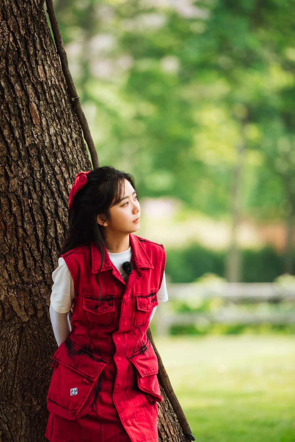 谭松韵穿红色口袋工装裙 配超大蝴蝶结极具少女感