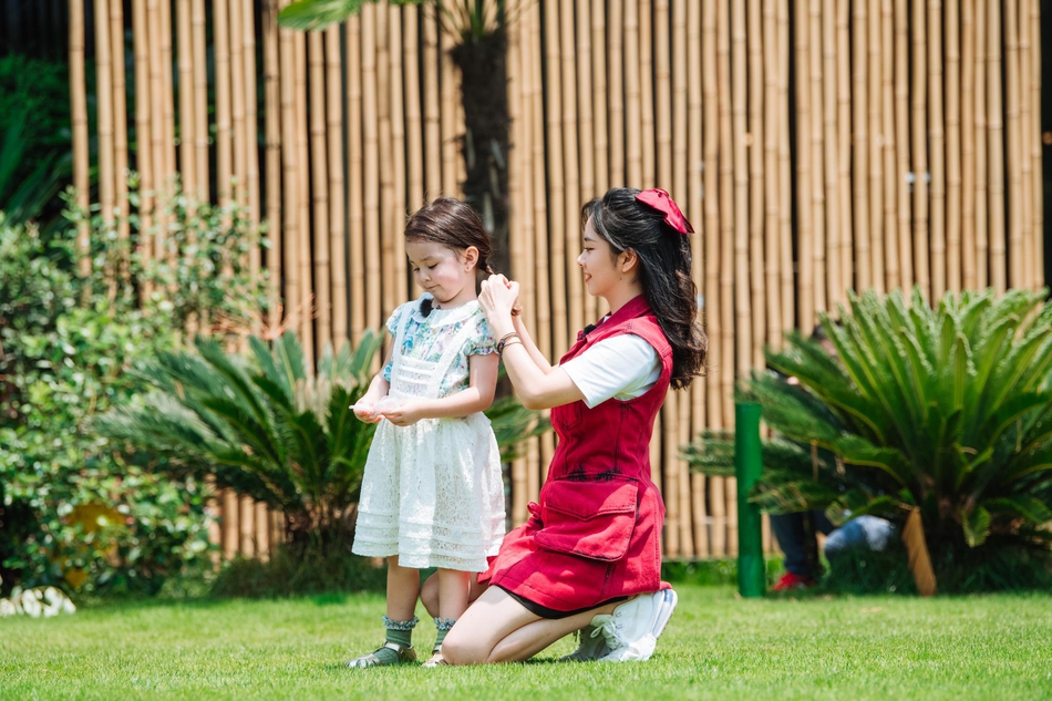 谭松韵穿红色口袋工装裙 配超大蝴蝶结极具少女感