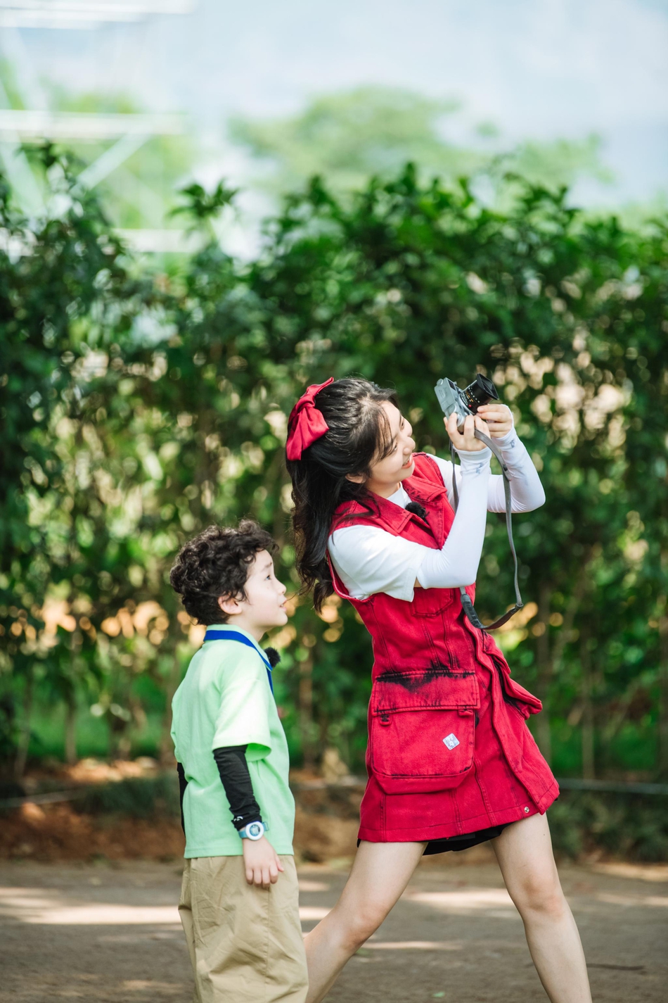 谭松韵穿红色口袋工装裙 配超大蝴蝶结极具少女感