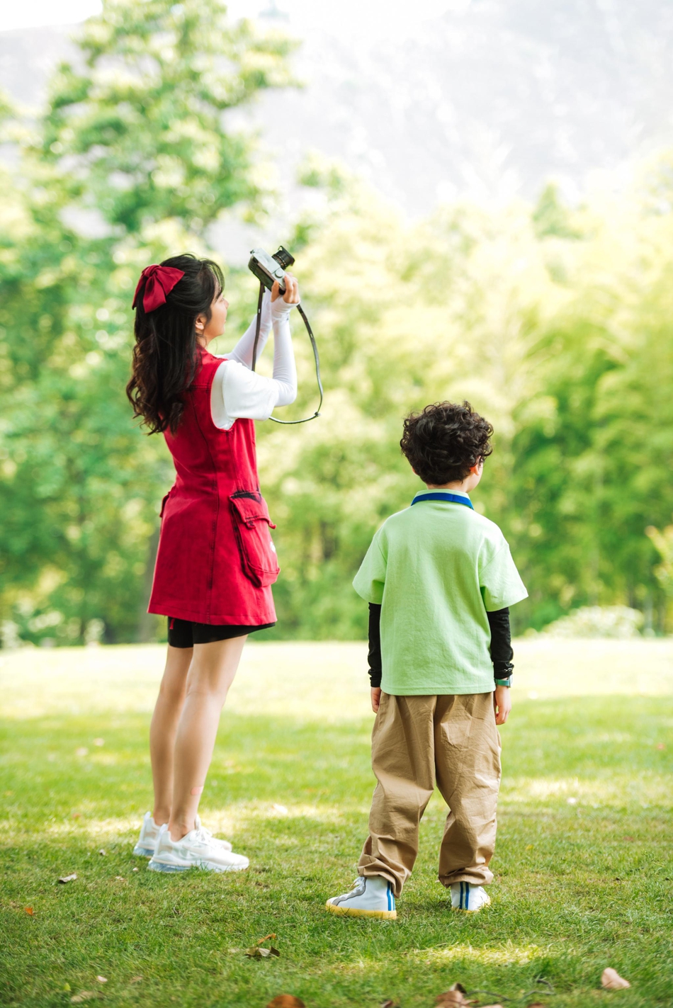 谭松韵穿红色口袋工装裙 配超大蝴蝶结极具少女感