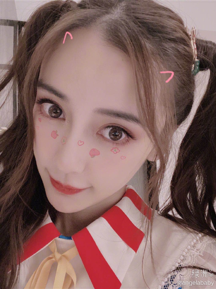 十八岁少女！angelababy梳双马尾娇俏可爱