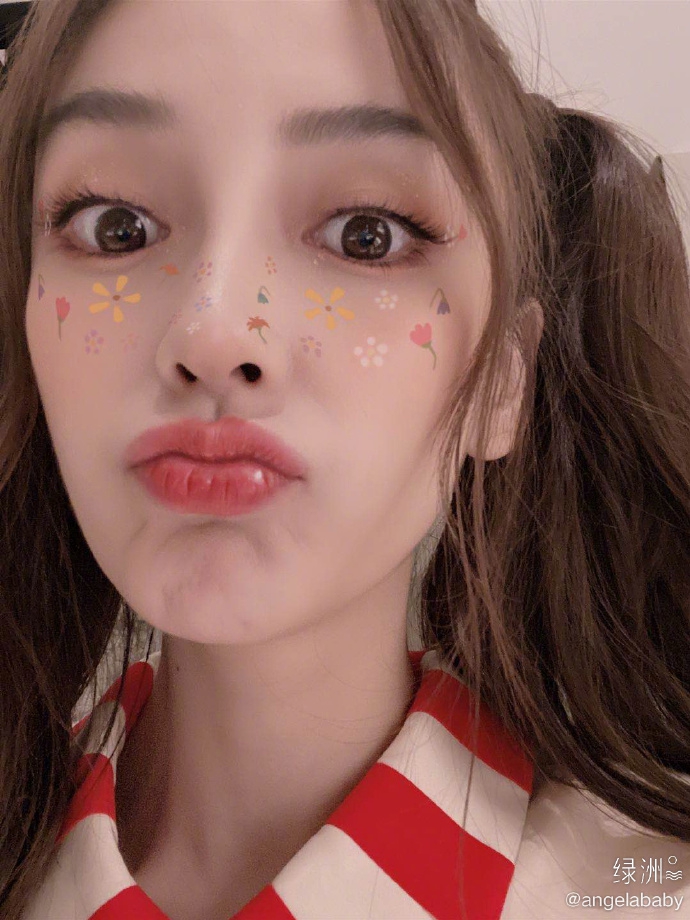 十八岁少女！angelababy梳双马尾娇俏可爱