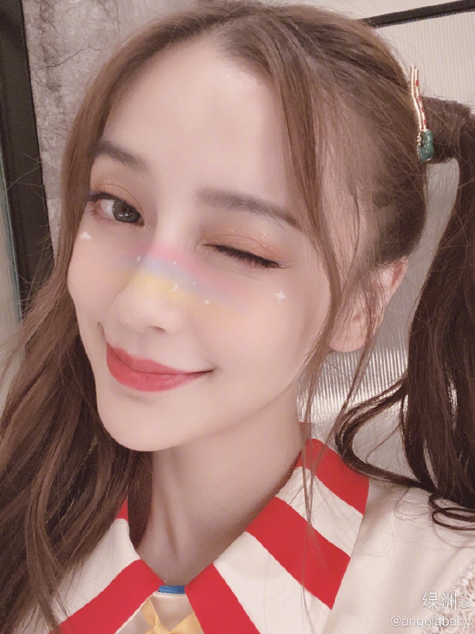 十八岁少女！angelababy梳双马尾娇俏可爱