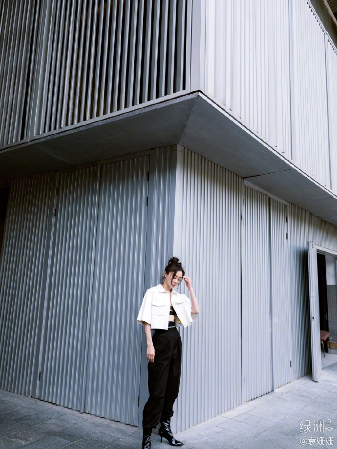 袁姗姗穿白色短外套秀蛮腰 对镜摆pose时尚感爆棚