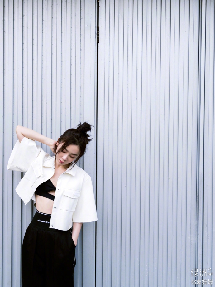 袁姗姗穿白色短外套秀蛮腰 对镜摆pose时尚感爆棚