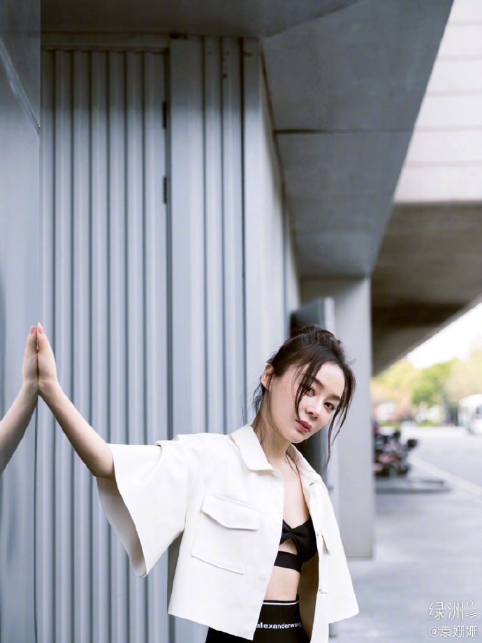 袁姗姗穿白色短外套秀蛮腰 对镜摆pose时尚感爆棚