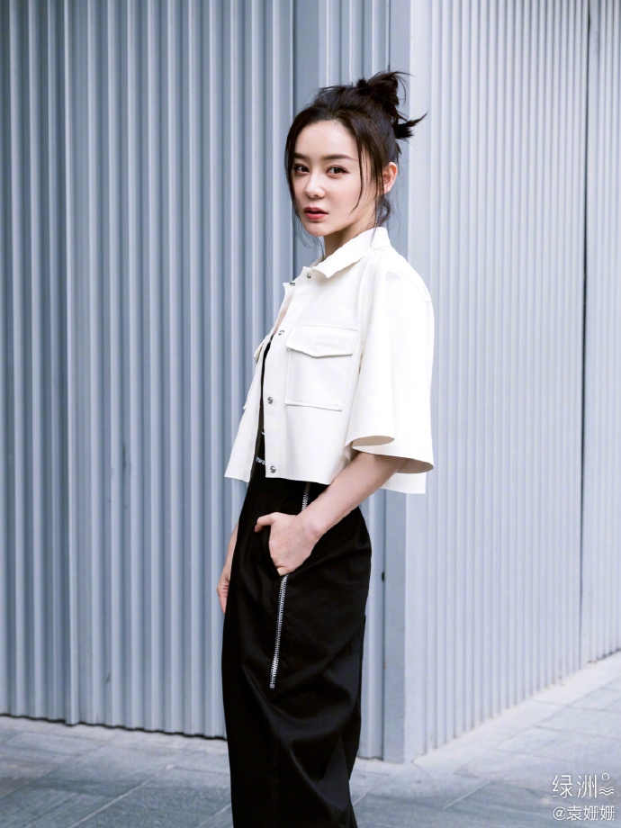 袁姗姗穿白色短外套秀蛮腰 对镜摆pose时尚感爆棚