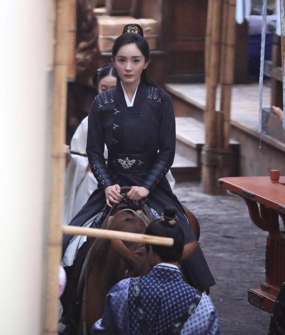 杨幂新古装造型曝光 男装飒爽女装娇羞