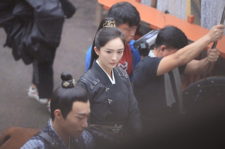 杨幂新古装造型曝光 男装飒爽女装娇羞