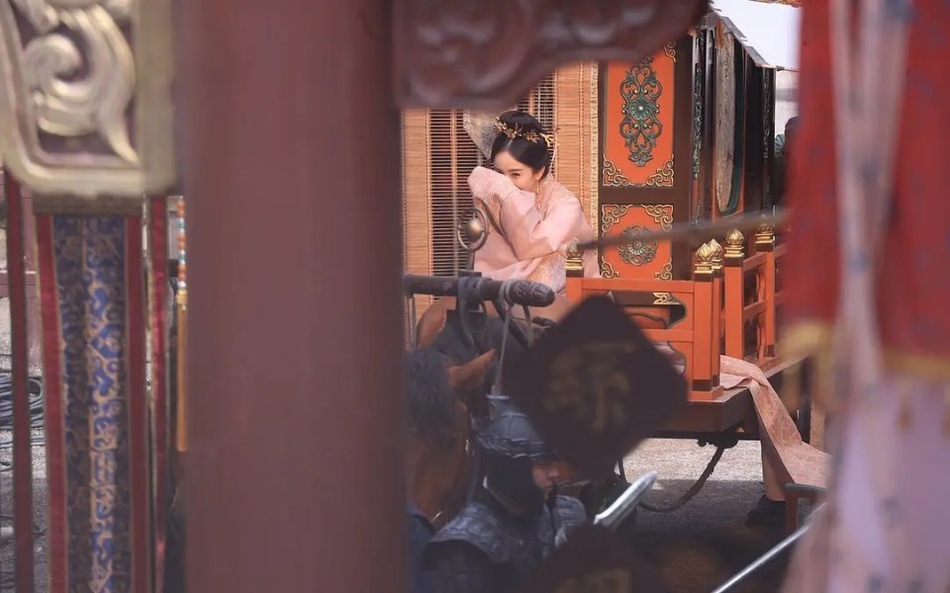 杨幂新古装造型曝光 男装飒爽女装娇羞