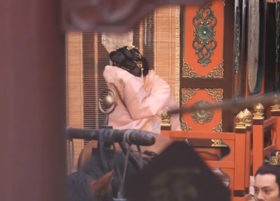 杨幂新古装造型曝光 男装飒爽女装娇羞