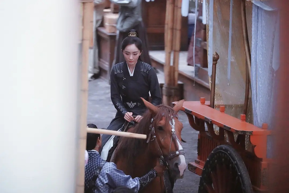 杨幂新古装造型曝光 男装飒爽女装娇羞