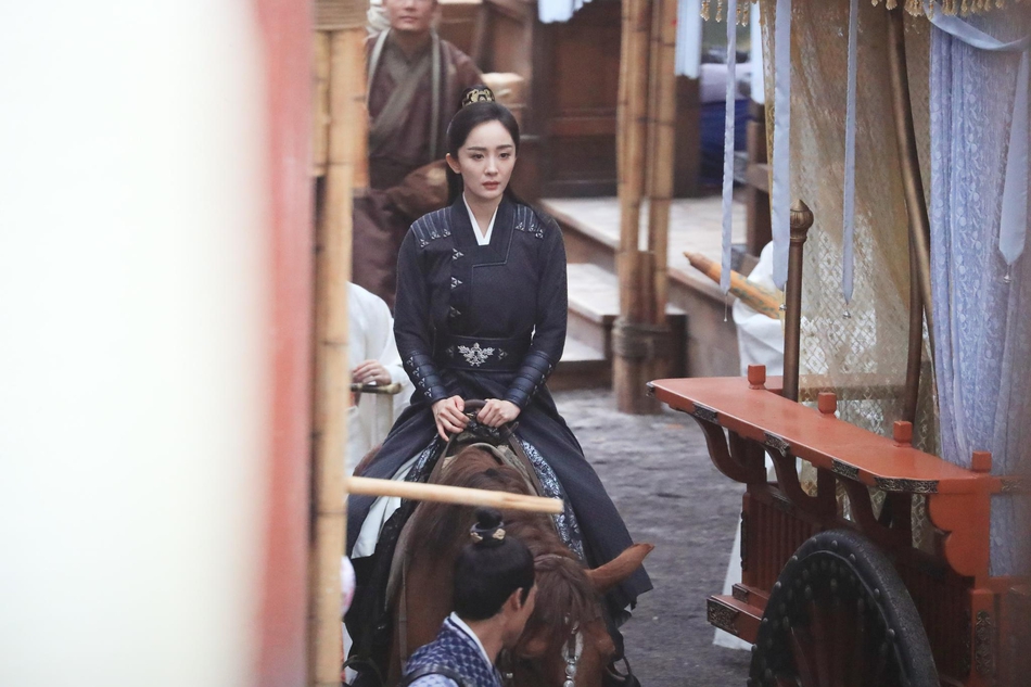 杨幂新古装造型曝光 男装飒爽女装娇羞