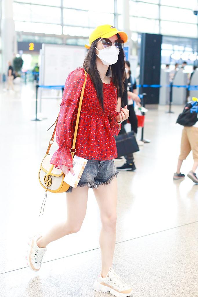 黄圣依穿红色娃娃衫呆萌挥手 穿短裤秀漫画腿减龄似少女